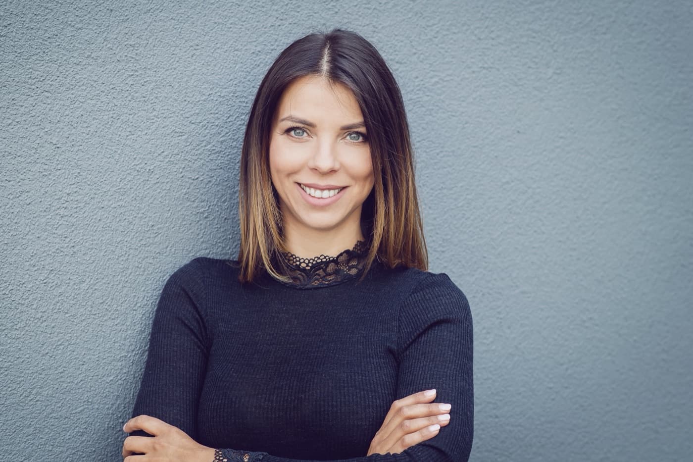 Olga Prasse vor einer grauen Wand